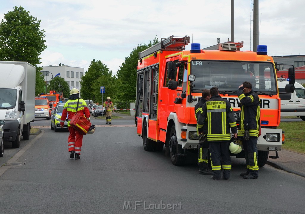 Schwerer Bus Unfall Koeln Porz Gremberghoven Neuenhofstr P170.JPG - Miklos Laubert